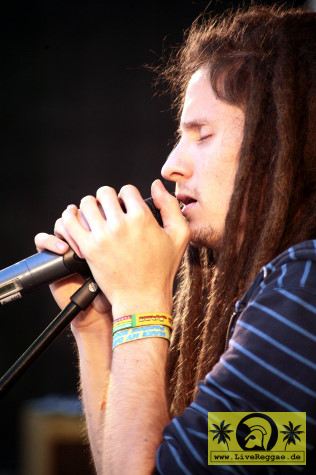 Martin Zobel (D) with The 40 Fiyha Band 13. Reggae Jam, Bersenbrueck 11. August 2007 (13).JPG